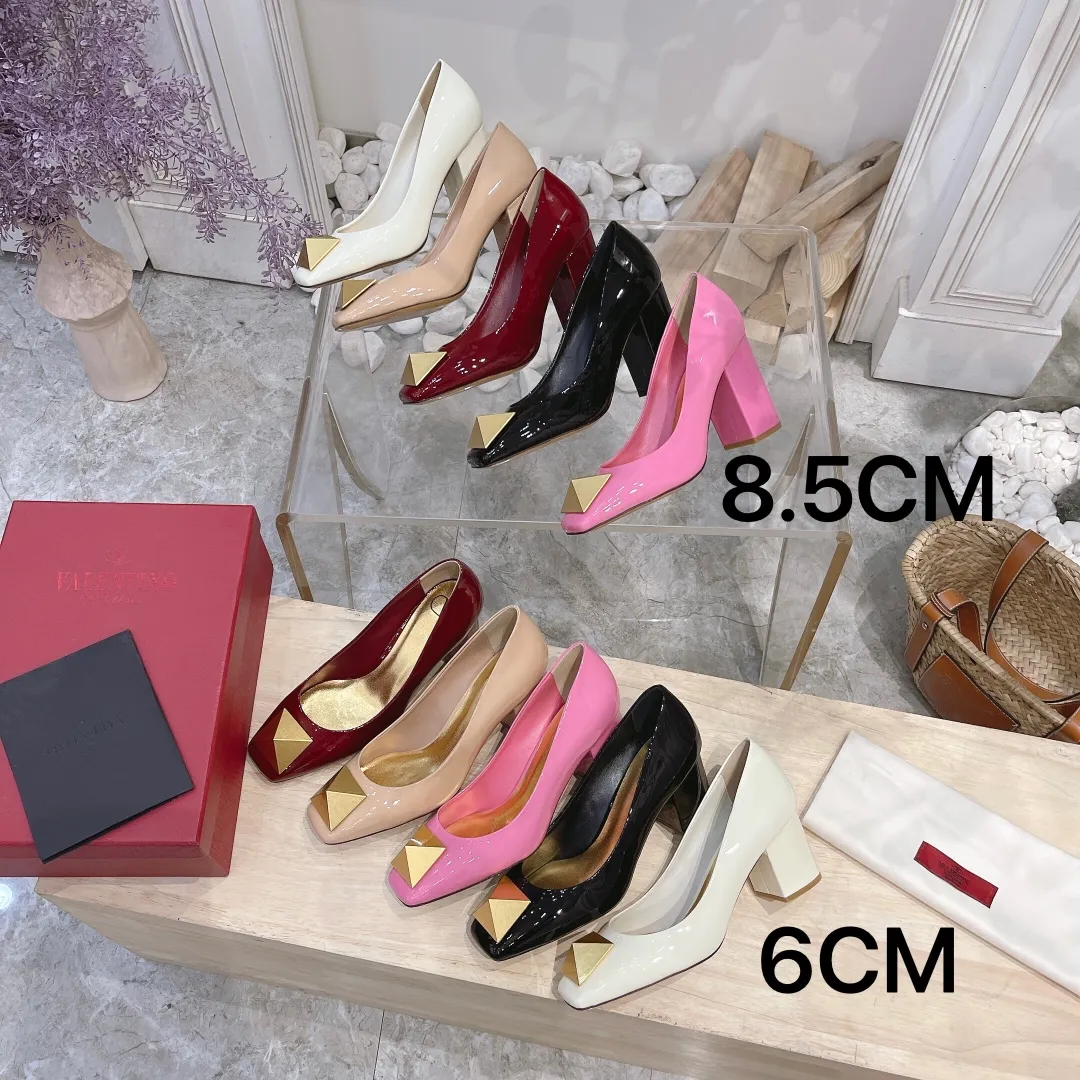 👟👟Ex-factory price 460👟👟 Genuine leather sole +40 Valentino Valentino’s new spring and summer product [Pyramid] big spike shoes are new☑️ ———————————— Valentino Garavani’s classic “Roman Stud” series debuts in a new interpretation! The latest golden big rivet element is full of high-end sense! Extremely fashionable ~ Upper: Original custom-made cow patent leather Lining: Original high-gloss imported sheepskin lining Outsole: Italian genuine leather Outsole: Wear-resistant rubber sole Size: 34-42 (34 and 42 are customized and non-refundable) Heel height: [8.5cm] - [6cm] (2 heel height options)